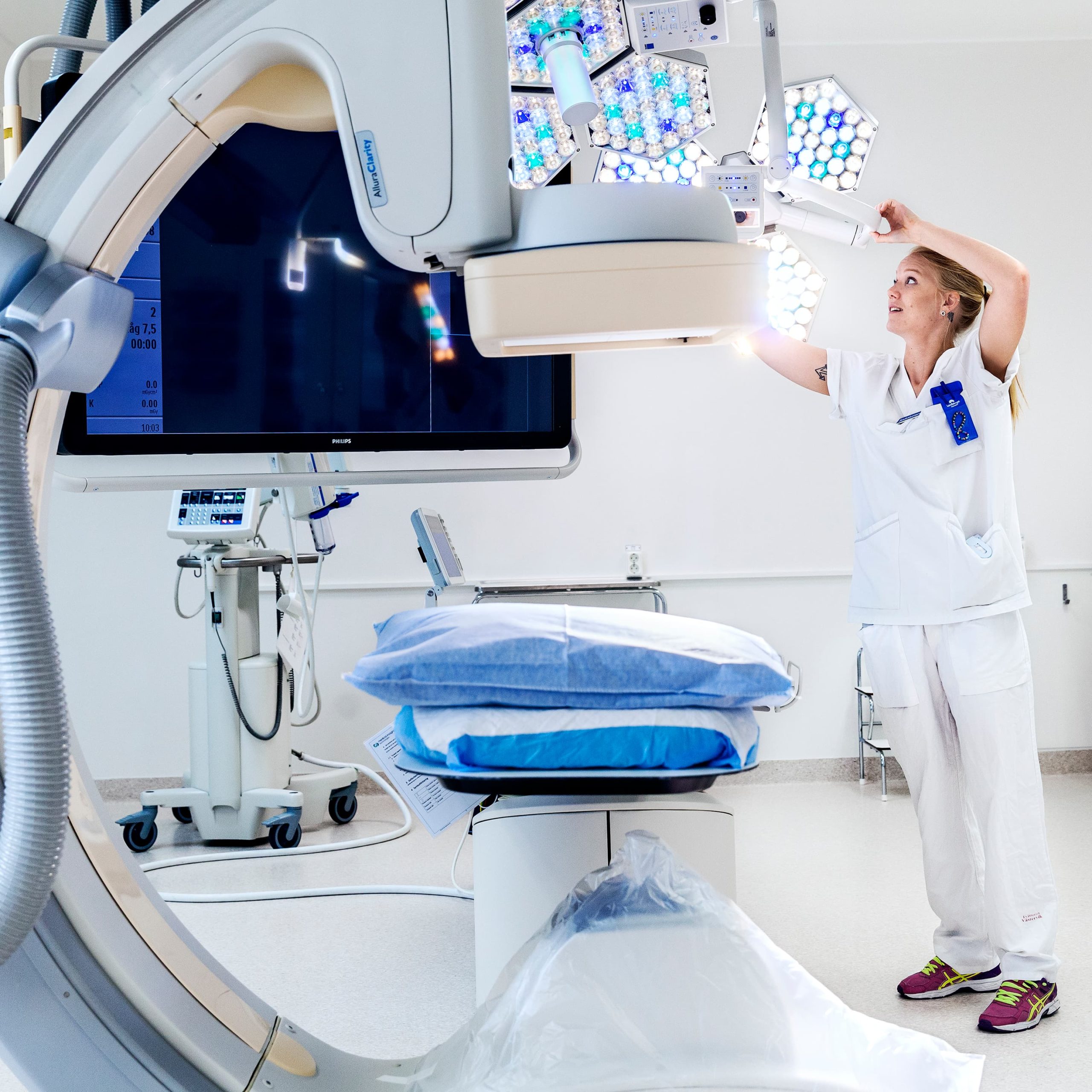 Västerviks Sjukhus. Röntgensjuksköterska Carolina Gustafsson på Angiolabb, ett hybridlabb för kärlundersökningar och operation